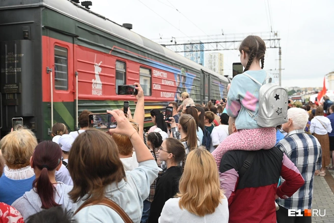 Екатеринбуржцы мигом стали снимать всё на телефоны | Источник: Дмитрий Емельянов / E1.RU