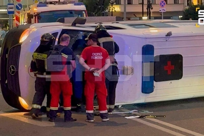 В центре Москвы перевернулась скорая после столкновения с легковушкой