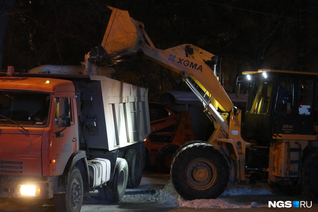 В уборке улицы Мичурина (от Писарева до Гоголя) было задействовано 17 единиц техники | Источник: Андрей Бортко / NGS.RU