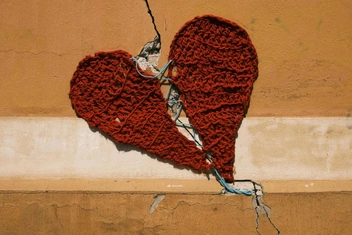 Почему вас до сих пор тянет к бывшему партнеру: объясняет семейный психолог