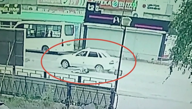 В Кувандыке пьяный водитель «Приоры» сбил велосипедистку | Источник: Скриншот с видео Оренбургской Госавтоинспекции