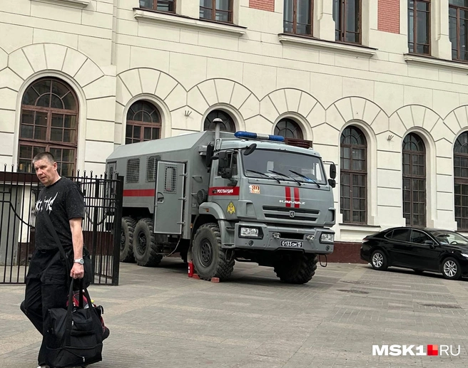 Рядом стоит КАМАЗ Росгвардии | Источник: Евгений Петров / MSK1.RU