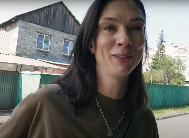 Эмоциональный разговор о детстве снимали напротив школьных ворот в Челябинске | Источник: Витя Кравченко / Youtube.com