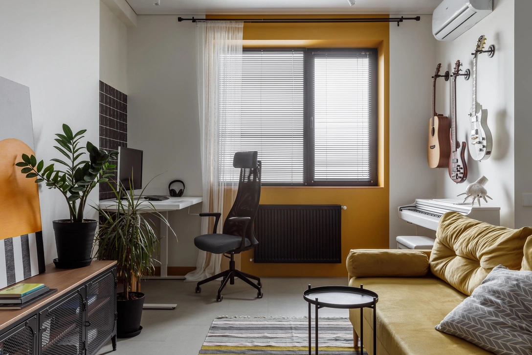 Кухня-гостиная, фрагмент. Диван, Divan.ru. ТВ-тумба, рабочий стол и кресло, все — ИКЕА. | Источник: Михаил Чекалов