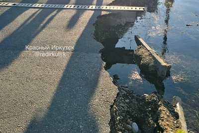 В Иркутске обрушился тротуар у Юности