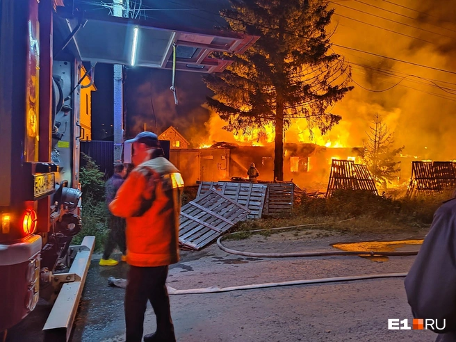 В Екатеринбурге вспыхнул сильный пожар | Источник: читатель E1.RU