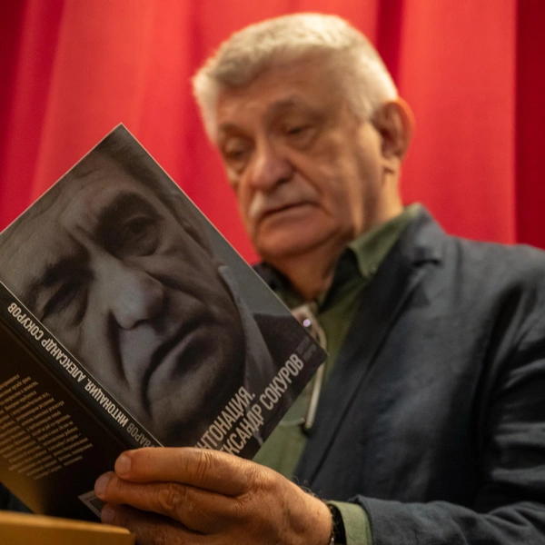 Александр Сокуров на презентации своей книги в «Подписных изданиях» | Источник: Андрей Бок / FONTANKA.RU