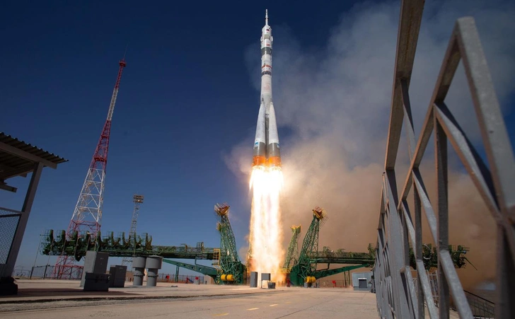 С космодрома Байконур в Казахстане стартует ракета «Союз» к Международной космической станции с членами экипажа 73-й экспедиции, 8 апреля 2025 года | Источник: Joel Kowsky / NASA / ZUMA Press / Alamy / Legion Media
