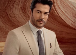 Бурак Озчивит из «Великолепного века» прилетел в Актау