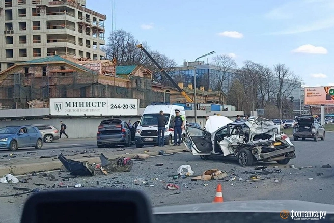 Автомобиль стал грудой металла у Головинского моста. ДТП парализовало три набережные | Источник: читатель «Фонтанки» Александр