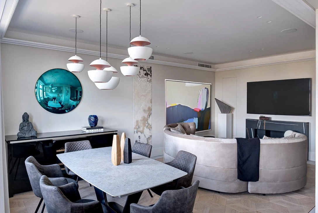 Гостиная и столовая объединены в единую зону и визуально выделены с помощью паркета на полу, изготовленного на заказ. В прилегающей зоне кухне на полу керамогранит. | Источник: Сергей Петинов