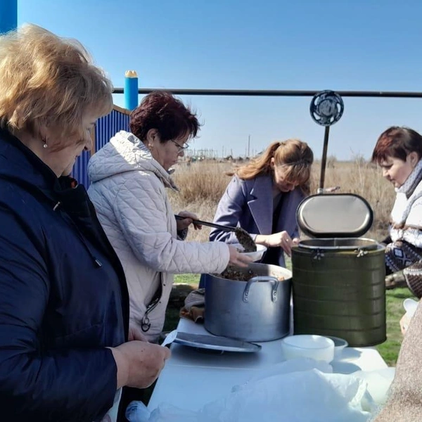 Собравшихся угостили гречневой кашей из полевой кухни | Источник: Лариса Салдина / Vk.com