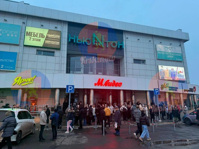 Всех сотрудников и посетителей вывели на улицу | Источник: Krsk now I нау / Telegram