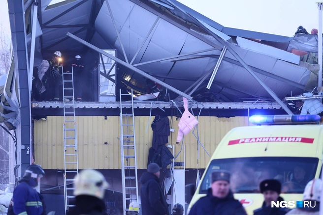 В продуктовом магазине внутри ТЦ&nbsp;было около 15 человек. На втором этаже тоже были люди. Один из продавцов успел выбежать на лестницу | Источник: Александр Ощепков / NGS.RU