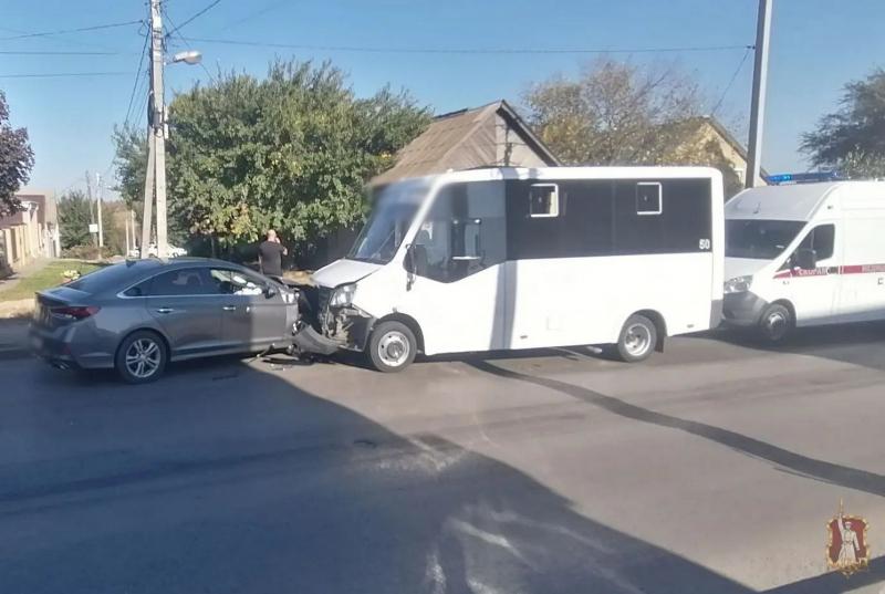 Восемь пассажиров маршрутки пострадали в аварии с легковушкой в Волгограде