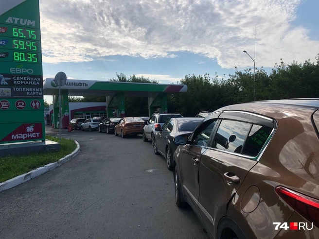Очередь на АЗС «Башнефть» на проспекте Победы поменьше, но жители жалуются, что стоящие машины полностью блокируют выезд из микрорайона (напомним, что выезжать на перекресток при заторе впереди запрещено) | Источник: читатель 74.RU