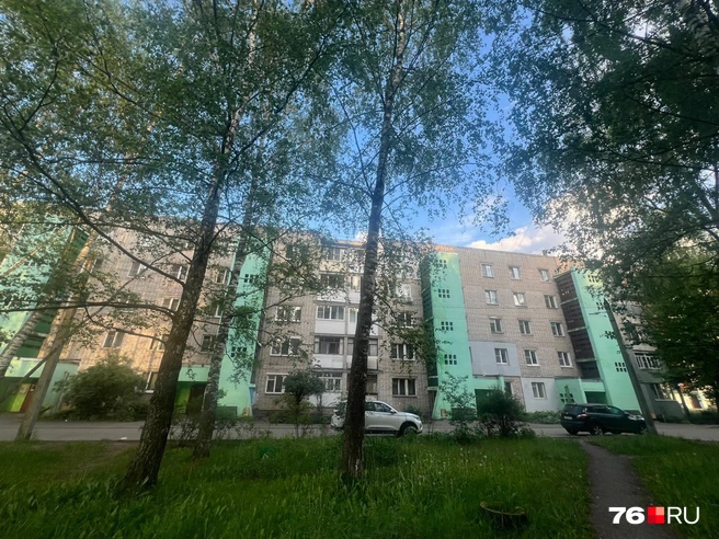 Квартира расположена в обычной ярославской пятиэтажке | Источник: Оксана Ямпольская