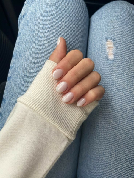 Молочные ногти — трендовый маникюр осени, который обожает Дженнифер Лопес