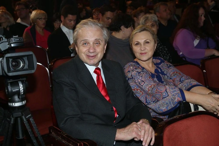 «Нисколько не переживаю, — уверял актер. — Если бы не хотел, не разводился бы. Но наши отношения зашли в тупик. Я не мог видеть рядом с собой этого человека — ни физически, ни морально»