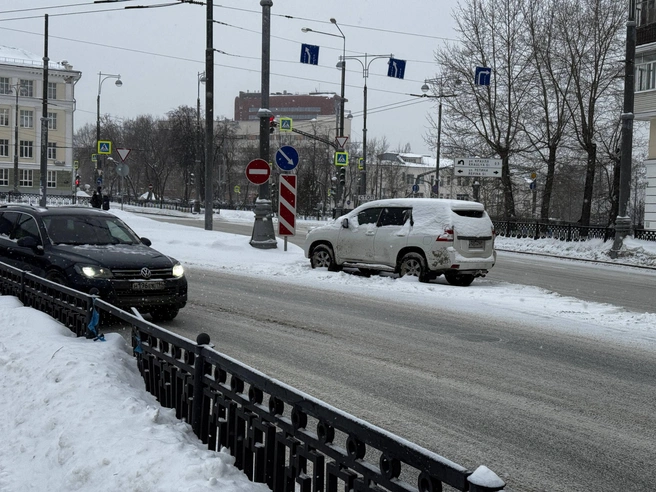 Автомобиль продолжает оставаться на том же месте уже несколько дней. | Источник: Кирилл Кушнов / E1.RU 