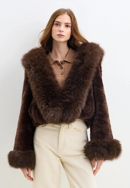 Меховые жилетки снова в тренде, но не те, что мы любили в нулевых Меховые жилетки снова в тренде, но не те, что мы любили в нулевых