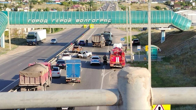 Сотрудники полиции пропускают автомобили по единственной свободной полосе | Источник: читатели V1.RU