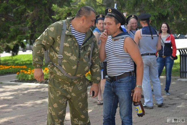 Хитрый способ выпить за день ВМФ.