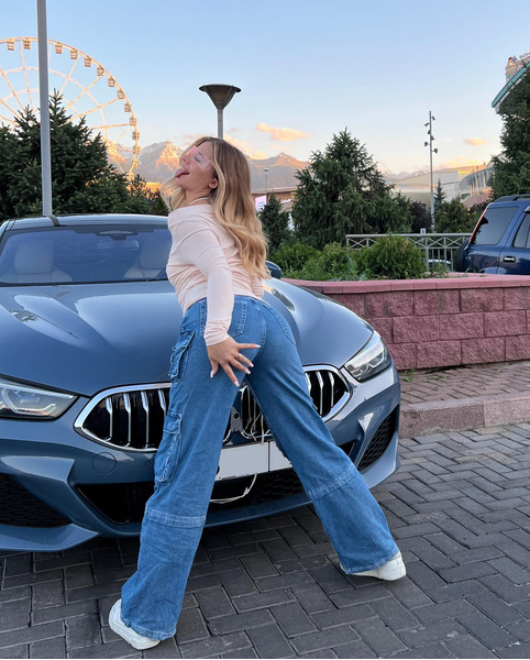 Ставим лайк: идеальные джинсы-карго как у Ани Покров