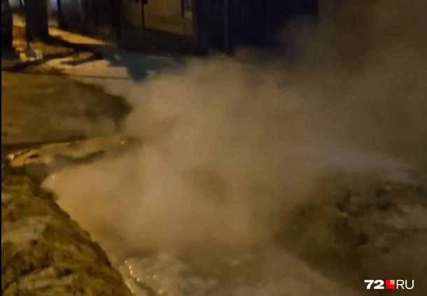 Кипяток заполнил канаву, которая предназначена для отвода воды | Источник: читатель 72.RU