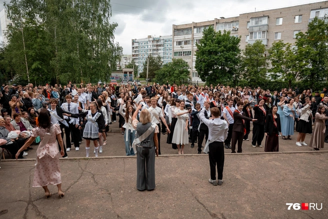Для всех выпускников учителя подготовили танец-сюрприз | Источник: Александр Куренной / 76.RU