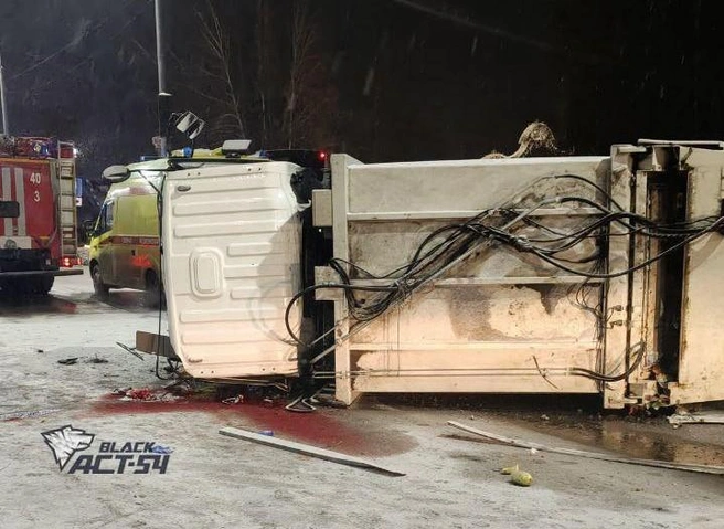 О состоянии водителя сейчас неизвестно | Источник: АСТ-54 Black / Telegram