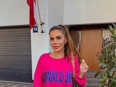 Скромное платье, младенец на руках: четырежды мама София Стужук вышла замуж за иностранца