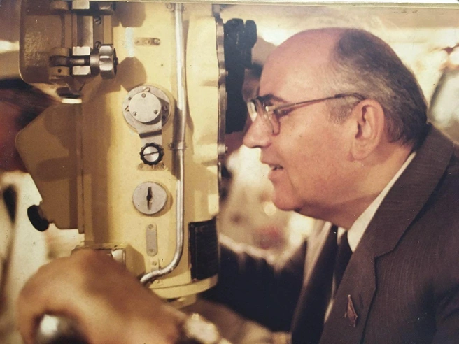 Генеральный секретарь смотрит в перископ подводной лодки С-56,&nbsp;1986 год | Источник: Сергей Козлов / pastvu.com