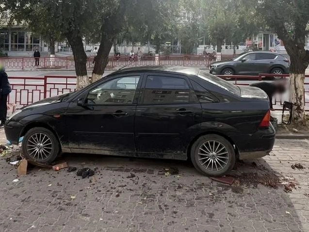 Черный Ford самопроизвольно покатился на импровизированные лотки уличных торговцев | Источник: ГУ МВД России по Волгоградской области
