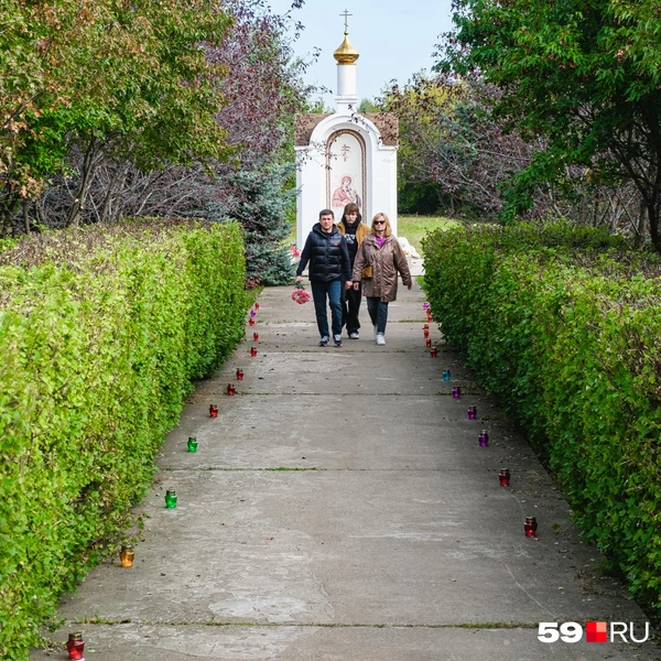 В 5:00 на месте памяти проводят панихиду и зажигают лампадки | Источник: Тимофей Калмаков / 59.RU 