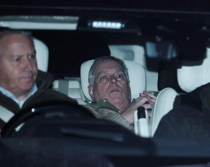 Эндрю Маунтбаттен-Виндзор покидает полицейский участок в Айлшаме в английском графстве Норфолк | Источник: Reuters