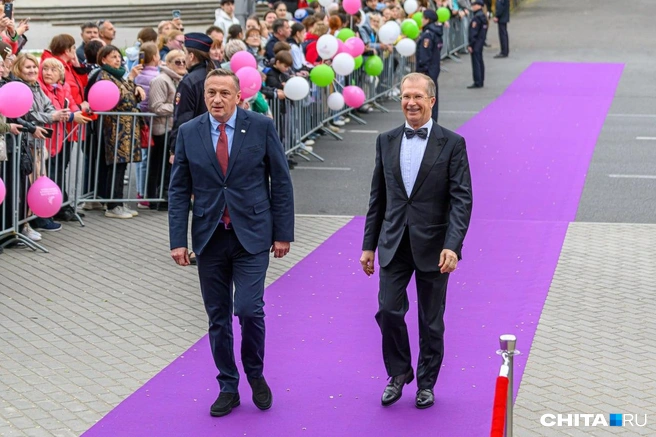 Виктор Шкулёв (справа) с гендиректором Быстринского ГОКа Михаилом Сальковым | Источник: Олег Федоров / CHITA.RU