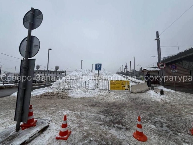 Огромный сугроб на пандусе Ладожского вокзала | Источник: Северо-Западная транспортная прокуратура