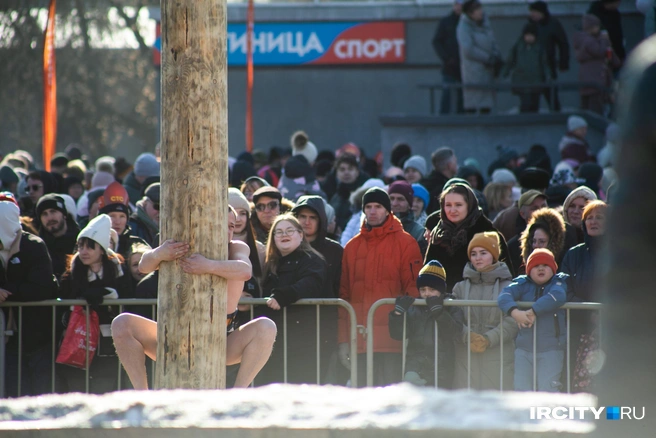 Добравшись до вершины, можно было выиграть ценные призы | Источник: Ксения Филимонова / «ИрСити»