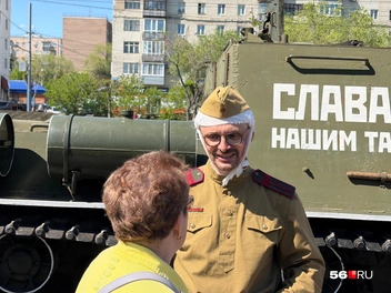 Раненный танкист с радостью общался с людьми | Источник: Николай Сальников / 56.RU
