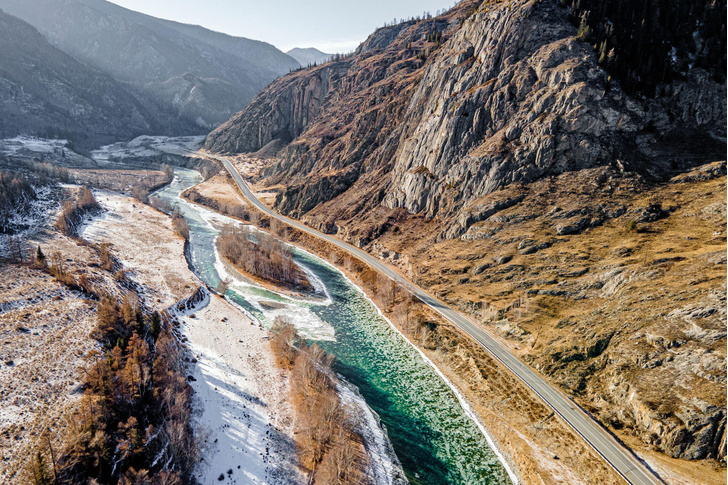 Ущелья, горные реки, петроглифы: почему уже 100 лет каждый турист мечтает проехать по Чуйскому тракту