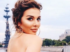 «Решила, что с жиром уйдет неуверенность»: Седокова рассказала, как сделала липосакцию в 21 год