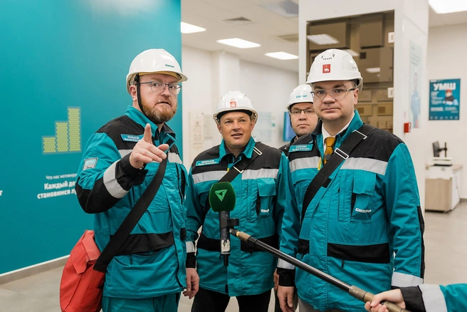 Делегация осмотрела учебные классы, спортивный зал и современные рабочие пространства, чтобы оценить условия труда на предприятии | Источник: «Сибур‑Химпром»