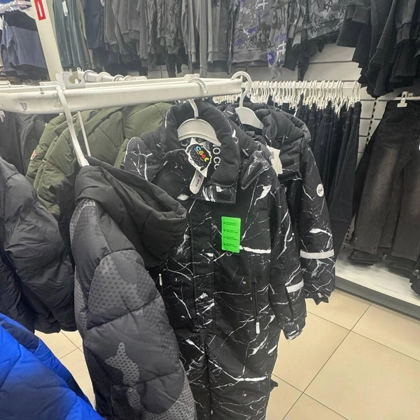 Зимний комбинезон для мальчиков в офлайн-магазине | Источник: Дарья Гранкина / 26.RU