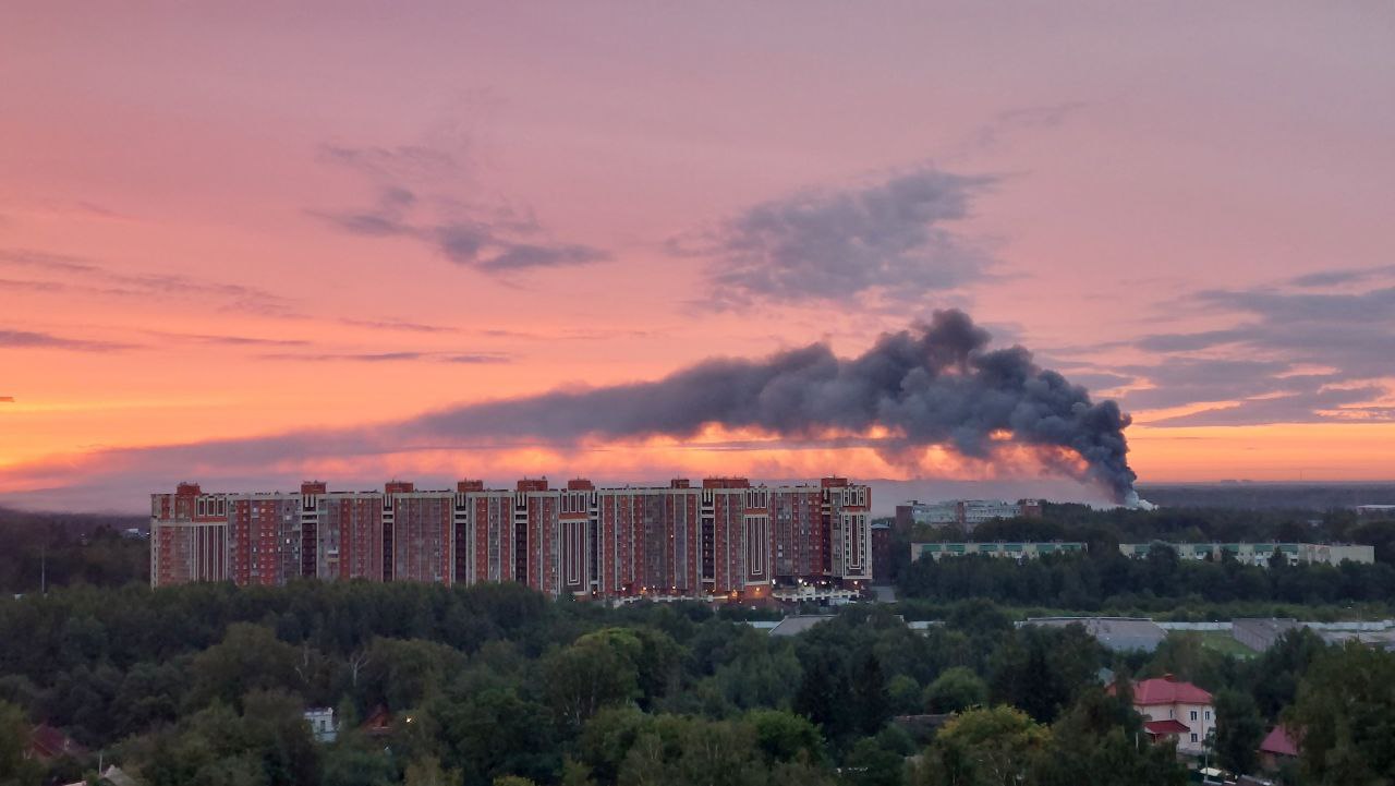 Мощный пожар в Мурино: огонь охватил 2400 кв. м в ангаре по производству детского оборудования