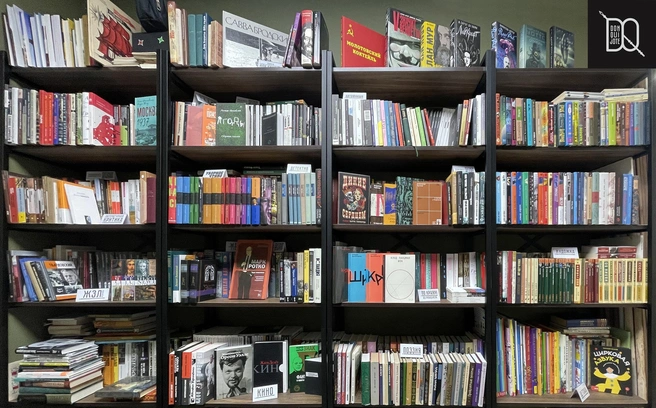 В библиотеке большой выбор книг | Источник: личный архив Эдуарда Кощеева