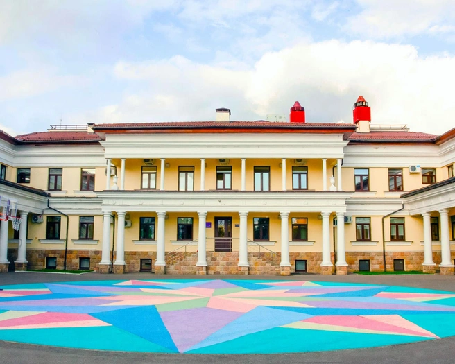 Ломоносовская школа разделена на городские и загородные кампусы, каждый из которых специализируется на определенном возрасте или программе | Источник: lomon.ru