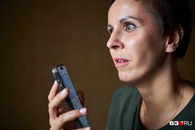 — Еще недавно были какие-то неудобные громоздкие диктофоны, постоянно приходилось просить: «Мам, прочитай мне эти тридцать страниц истории или обществознания». Оглядываясь назад, думаю, как же стремительно и здорово меняется наш мир! Сейчас вообще золотой век для людей с ограниченными возможностями. Технологии здорово нам помогают. В каждом телефоне предустановлены так называемые скринридеры. Это программы, которые озвучивают всё, что происходит на экране | Источник: Роман Данилкин / 63.RU