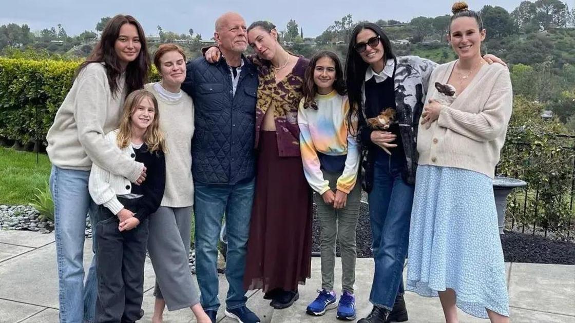 Деми Мур показала новое фото тяжелобольного Уиллиса с внучкой