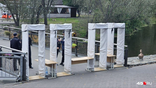 Входные рамки металлодетектора установят на 9 Мая у входа на Центральную площадь с горсадом, и у ЦПКиО | Источник: Дарья Никитченко / 45.RU